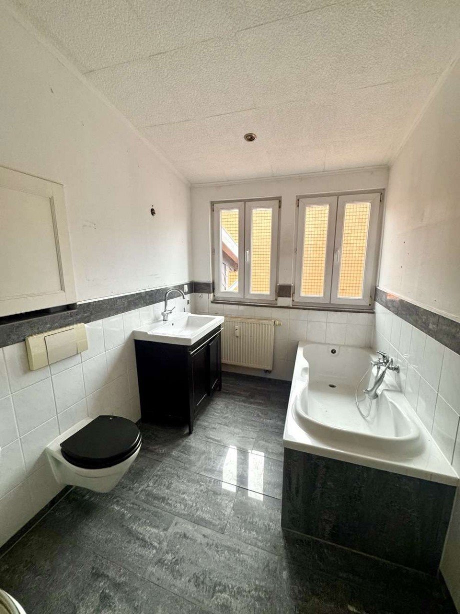 Badezimmer Wohneinheit DG Mehrfamilienhaus Wernigerode