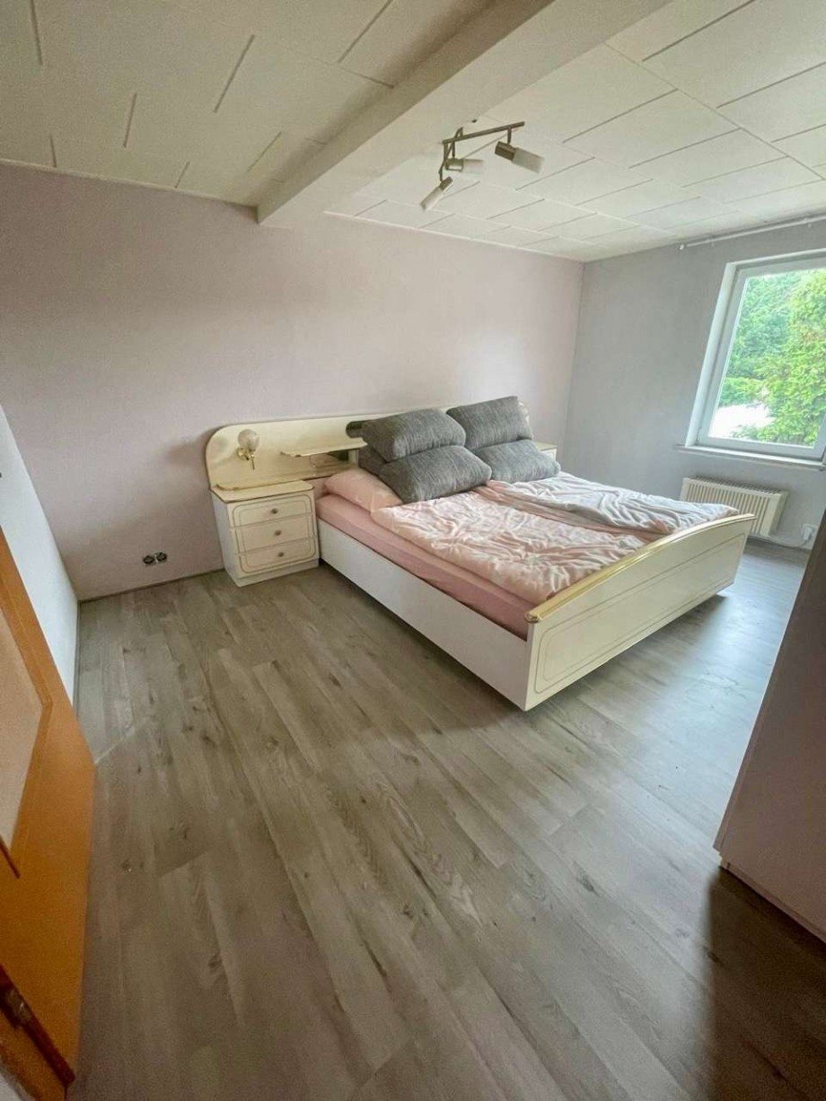 Schlafzimmer sanierte Wohnung Mehrfamilienhaus Zweifamilienhaus Burgstall