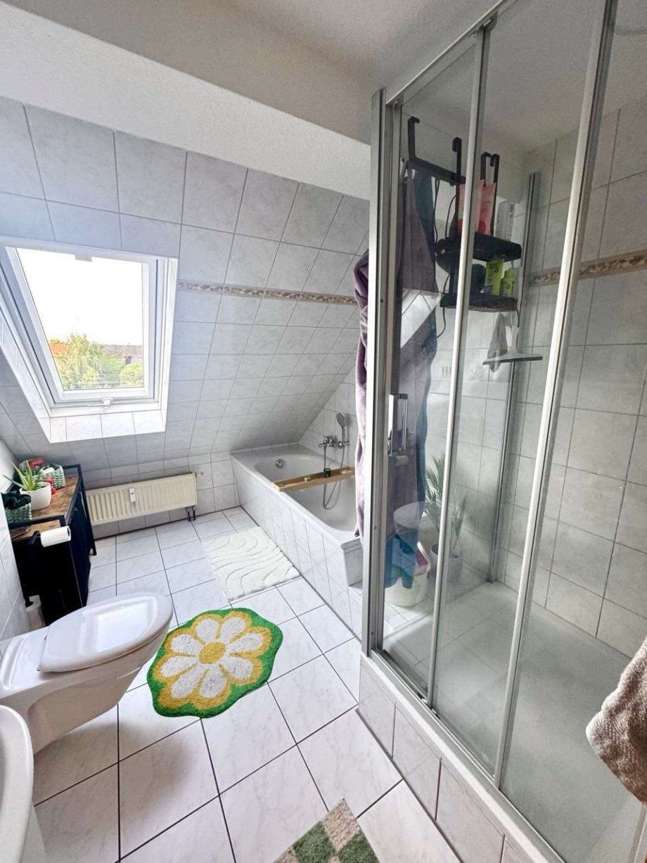 Badezimmer WE Dachgeschoss Mehrfamilienhaus Ostingersleben