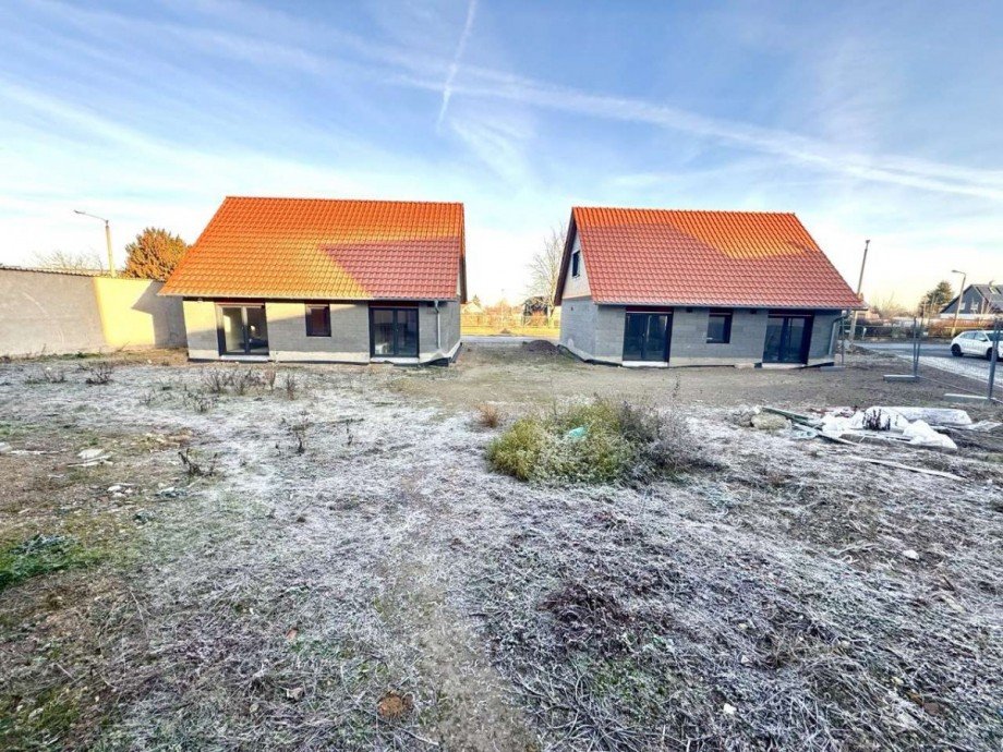 R�ckansicht + Ansicht Grundst�ck Einfamilienhaus Ballenstedt