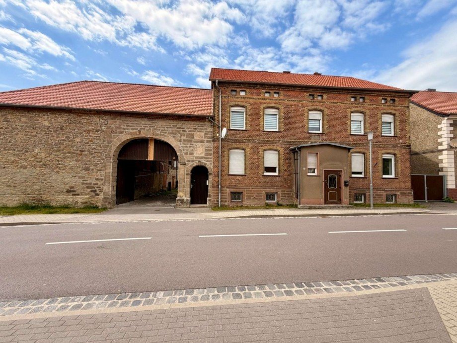 Stra�enansicht Mehrfamilienhaus Bartensleben