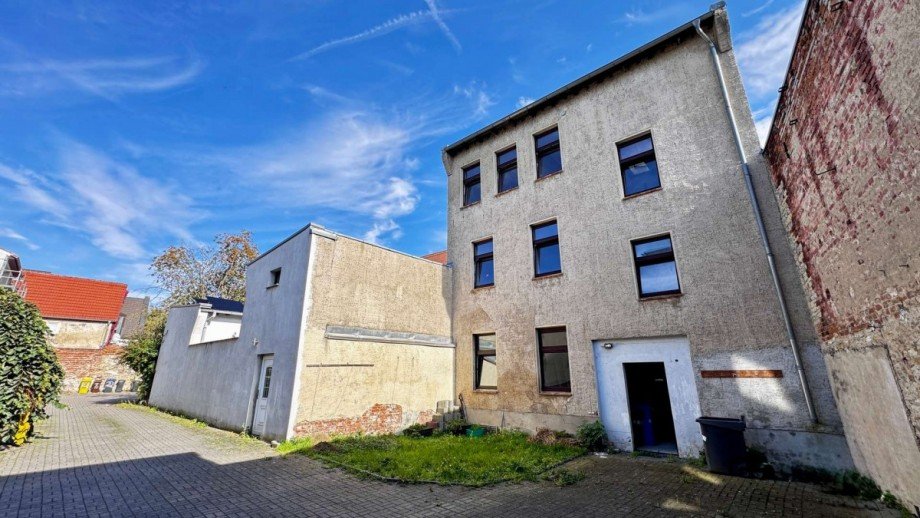 Zufahrt R�ckseite Mehrfamilienhaus Calbe
