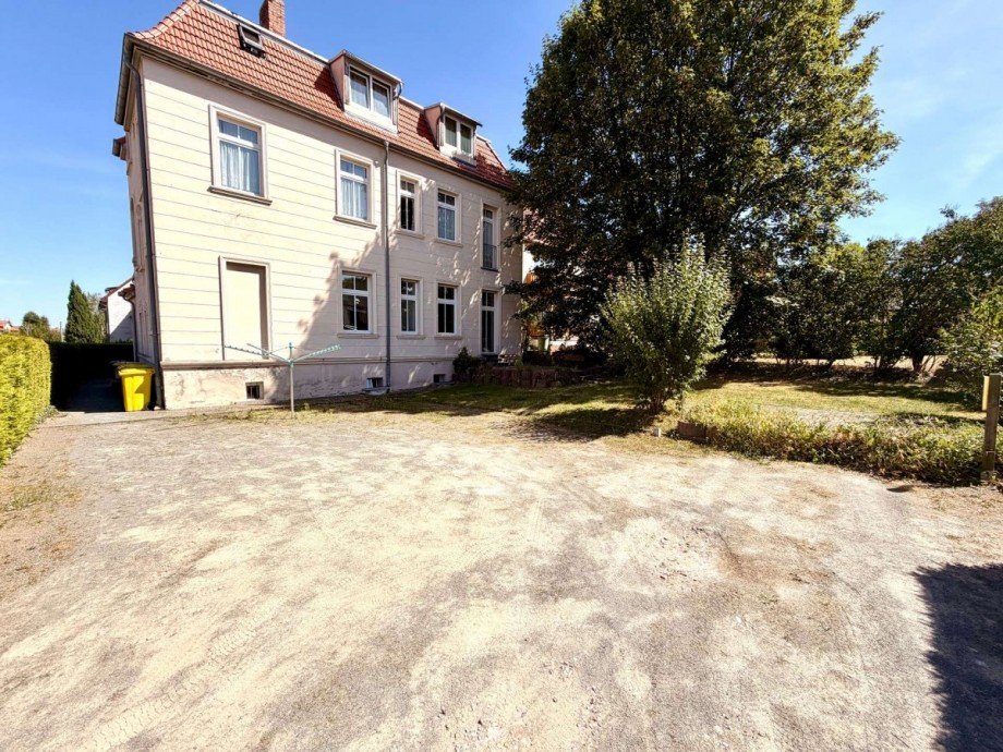 R�ckansicht + Stellpl�tze Wohnung Ballenstedt