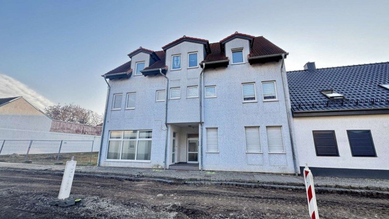 Vorderansicht Sta�furt Wohn- / Gesch�ftshaus !Reserviert! vollvermietetes Investment - 5 WE in ruhiger Zentrumslage von Sta�furt