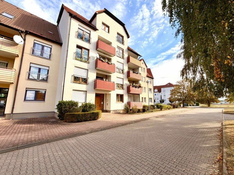 Stra�enansicht Ballenstedt Wohnung frisch renovierte 3-Zimmer-Wohnung mit Balkon - helle R�ume & optimale Raumaufteilung