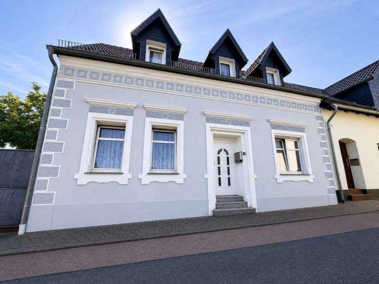 Stra�enansicht Mansfeld Haus Einfamilienhaus mit gro�em Grundst�ck, zwei Garagen und vielseitigem Nebengelass in Mansfeld