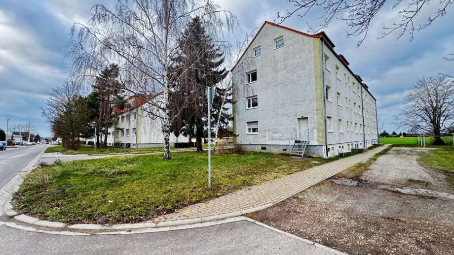 Stra�enansicht gesamt Mehrfamilienhaus Sta�furt