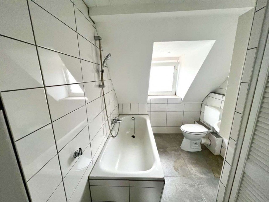 Badezimmer WE Dachgeschoss Mehrfamilienhaus Halberstadt