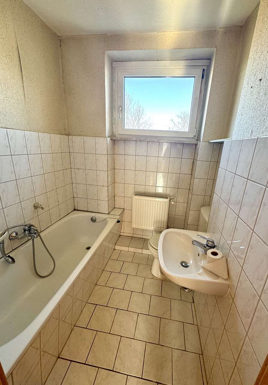 leerstehende WE Badezimmer Mehrfamilienhaus Halberstadt