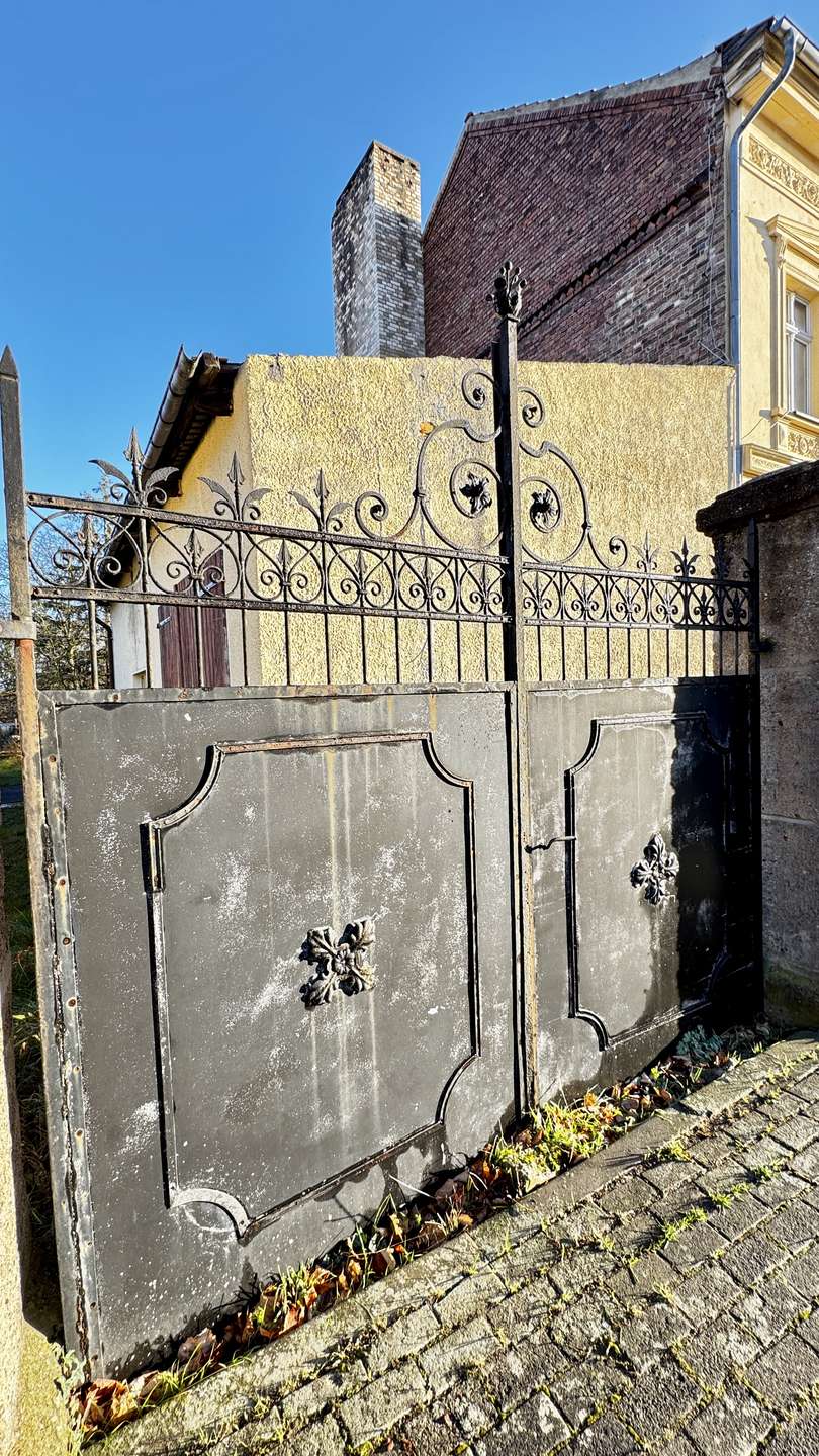 2. Einfahrt Grundst�ck Mehrfamilienhaus Meisdorf