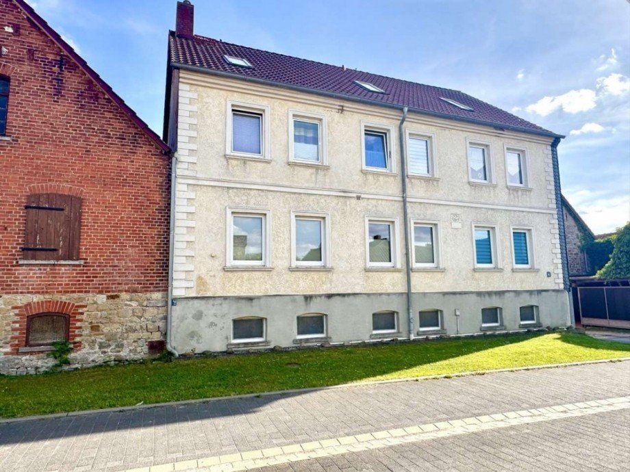 Stra�enansicht Mehrfamilienhaus Ostingersleben