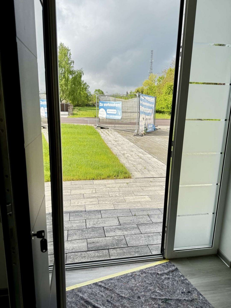 21 EG Haust�r zur Einfahrt Reihenmittelhaus Biederitz