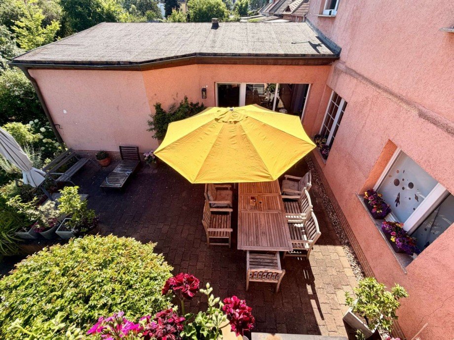 Blick vom Balkon auf die Terrasse Einfamilienhaus Ro�lau
