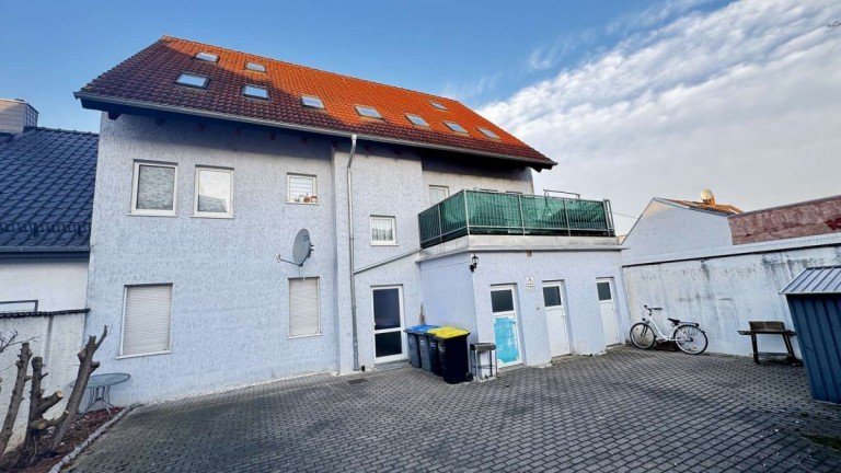 Hofansicht mit Balkon 1.OG li Sta�furt Mehrfamilienhaus ! Reserviert ! Vollvermietetes Wohn- und Gesch�ftshaus in ruhiger Zentrumslage von Sta�furt