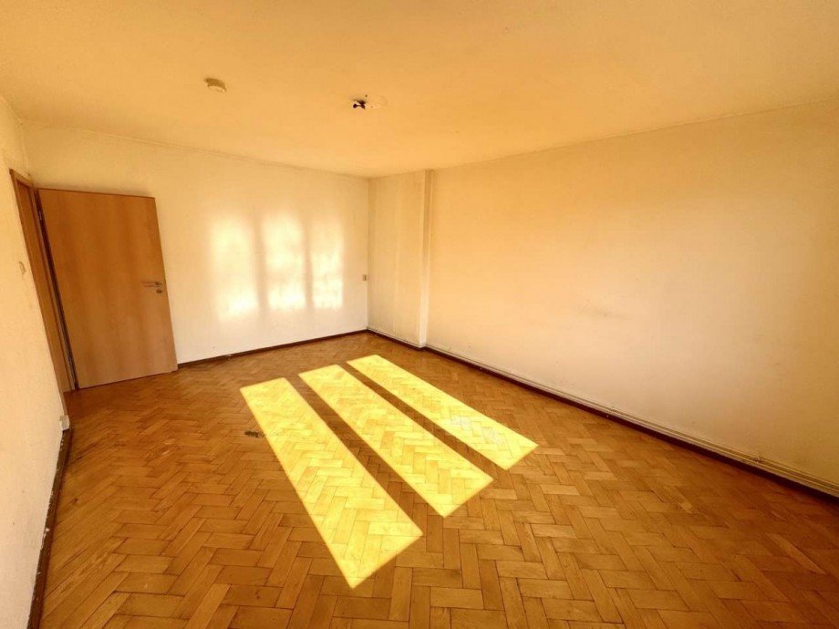 leerstehende WE Wohnzimmer Mehrfamilienhaus Halberstadt