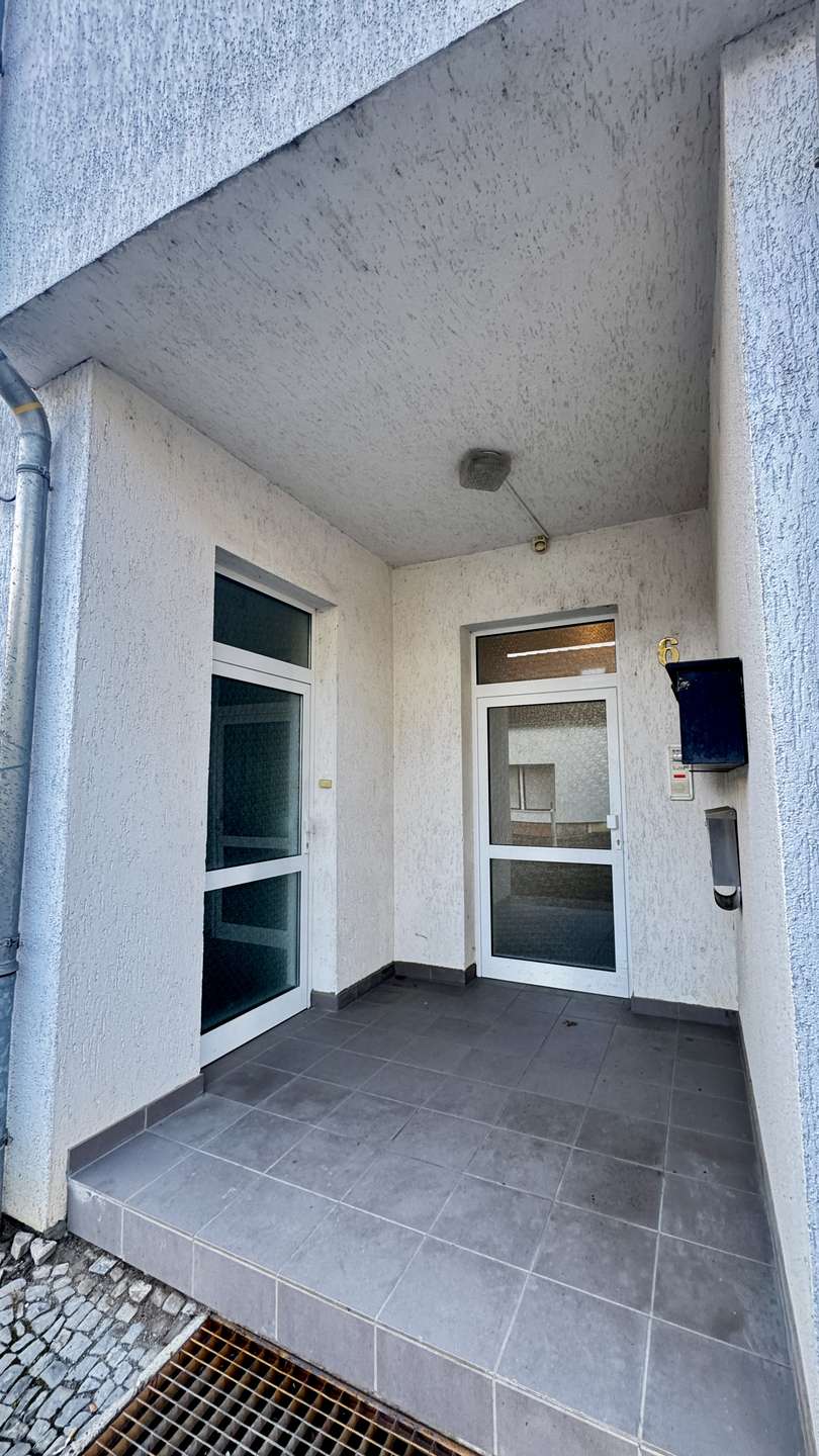 Wohn- und Gewerbeeingang Mehrfamilienhaus Sta�furt