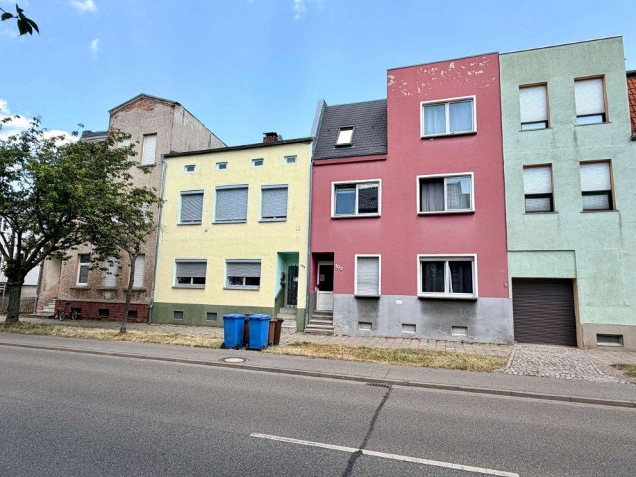 Stra�enansicht Mehrfamilienhaus Sch�nebeck (Elbe)