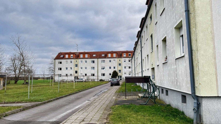 Hofseite mit W�scheplatz Mehrfamilienhaus Sta�furt