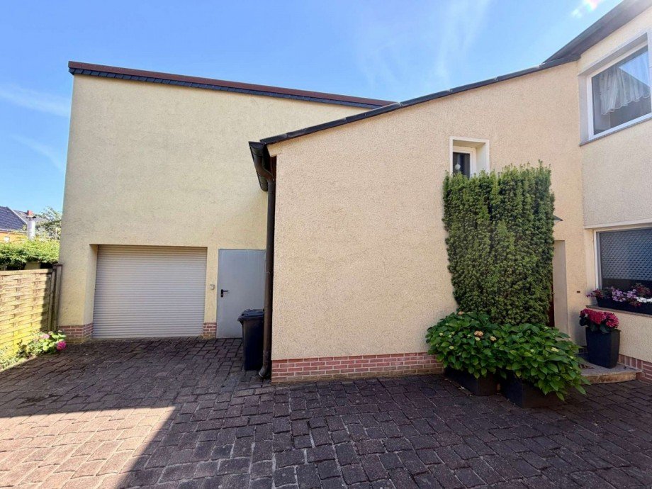 Vorderansicht + Blick auf Garage Einfamilienhaus Ro�lau