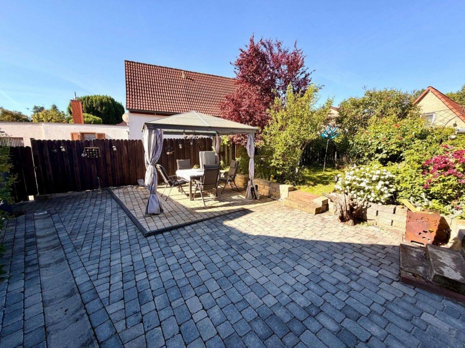 Hofansicht inkl. Terrasse Haus Seeland