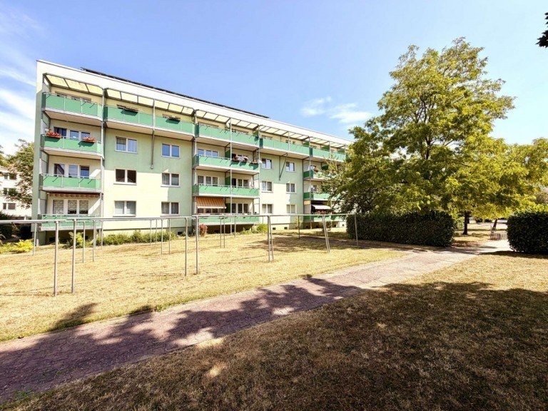 R�ckansicht auf Wohnblock Ballenstedt Wohnung gem�tliche 3 - Raum - Wohnung mit Balkon in einem gepflegten Wohnviertel