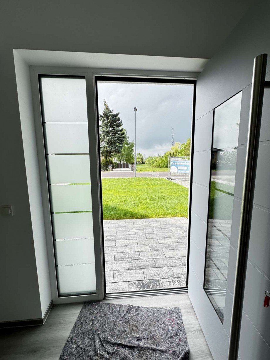 21a EG Blick aus der Hauseingangt�r Reihenendhaus Biederitz