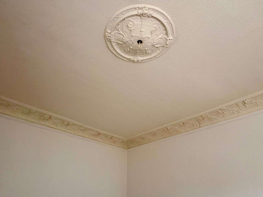 Stuckverarbeitung im Wohnzimmer Wohnung Ballenstedt