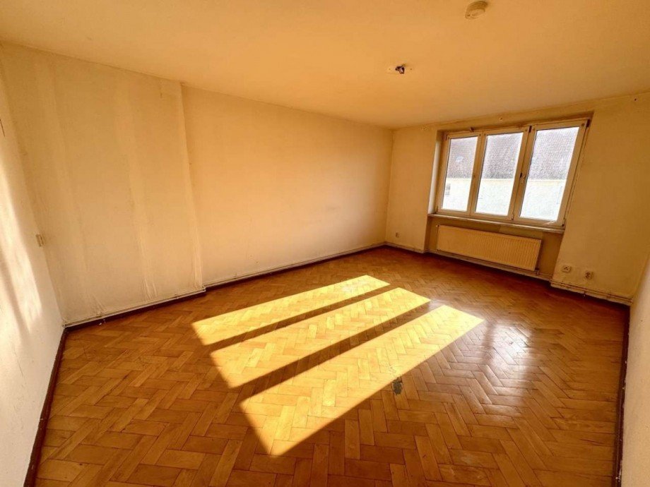 leerstehende WE Wohnzimmer Mehrfamilienhaus Halberstadt