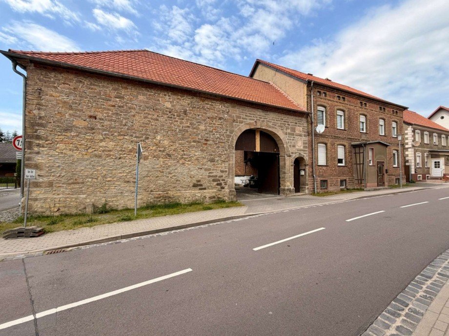 Stra�enansicht Mehrfamilienhaus Bartensleben