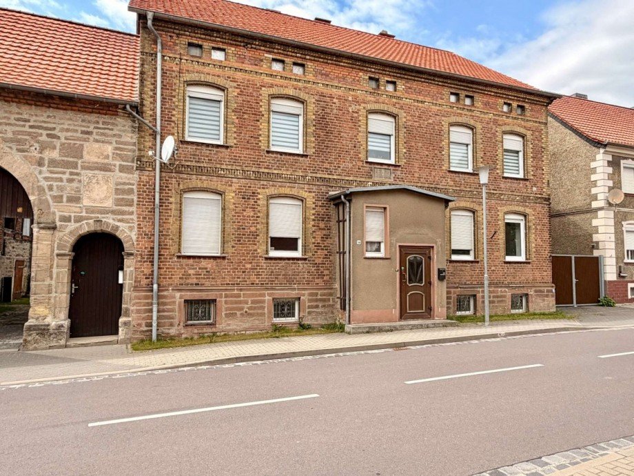 Stra�enansicht Mehrfamilienhaus Bartensleben