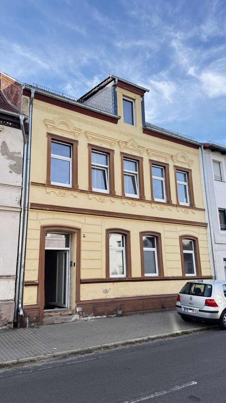 cAnsicht Hauseingang Sch�nebeck Mehrfamilienhaus 8,2 % Rendite - attraktives MFH mit 3 WE, gro�em Grundst�ck & moderner Heizung in Sch�nebeck