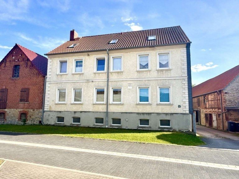 Stra�enansicht Ostingersleben Mehrfamilienhaus attraktives Mehrfamilienhaus in Ostingersleben - gro�z�giges Grundst�ck, umfassend saniert