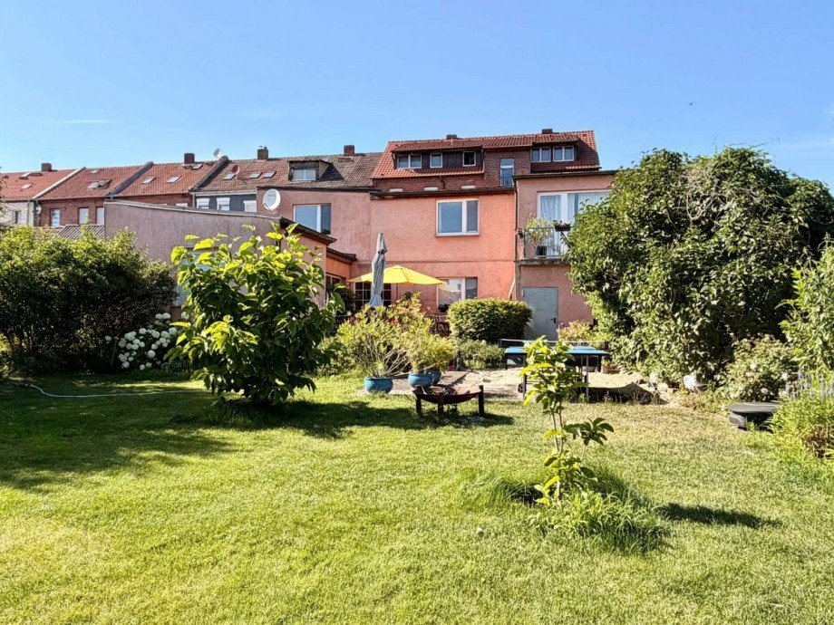R�ckansicht mit Blick in den Garten Einfamilienhaus Ro�lau