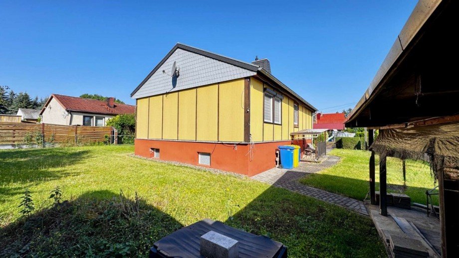 R�ckseite mit Unterstand rechts Bungalow Gro� Quenstedt