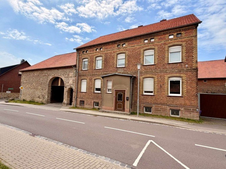 Stra�enansicht Bartensleben Mehrfamilienhaus Achtung!! Neuer Preis !! 3 Objekte auf einem Grundst�ck --> wohnen, vermieten und gestalten