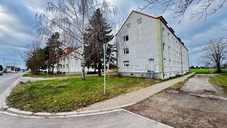 Stra�enansicht gesamt Mehrfamilienhaus Sta�furt