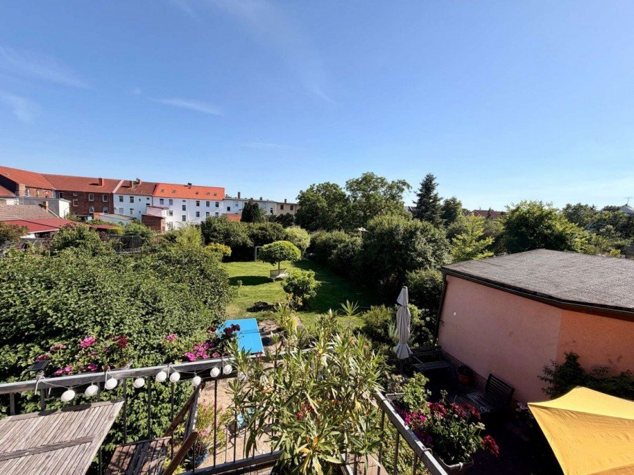Blick vom Balkon in den Garten Einfamilienhaus Ro�lau