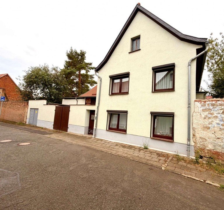 Stra�enansicht Ditfurt Einfamilienhaus charmantes Einfamilienhaus mit Ausbaupotential, Hof und Nebengelass in Ditfurt
