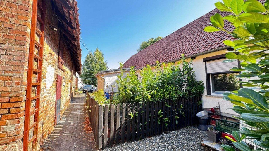Zugang rechts Mehrfamilienhaus Schwanebeck