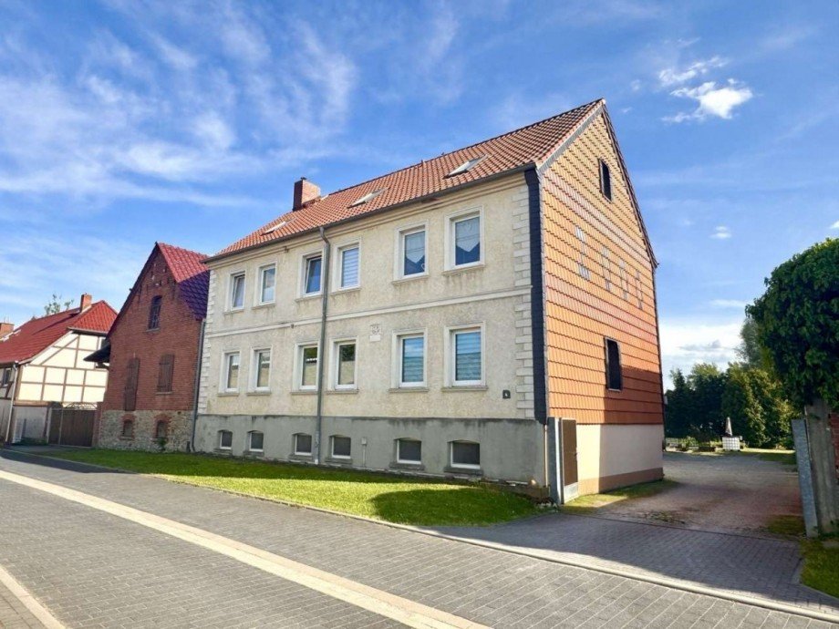 Stra�enansicht Mehrfamilienhaus Ostingersleben