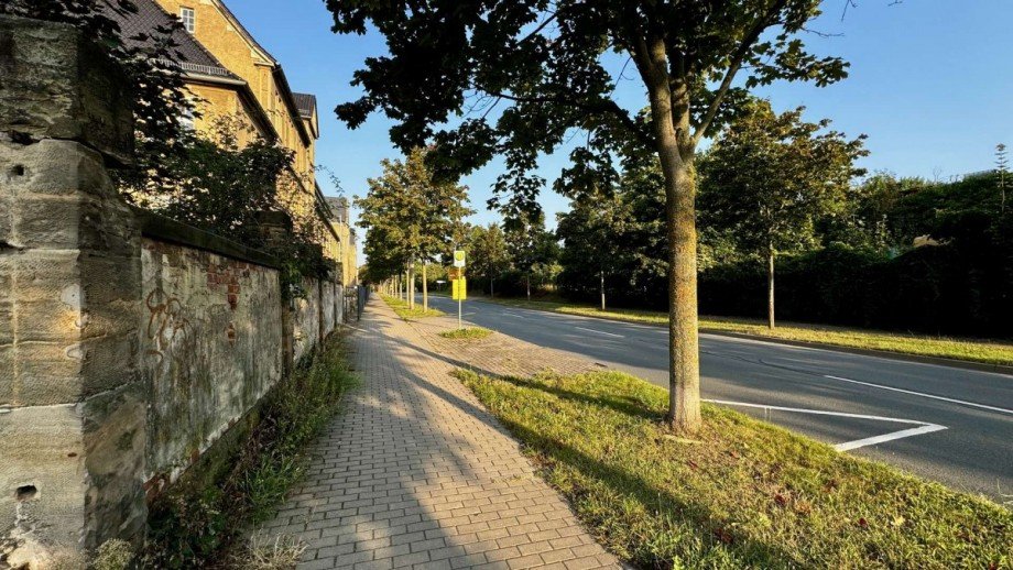 oberer Fussweg und Bushaltestelle Gemischt-Grundst�ck Quedlinburg