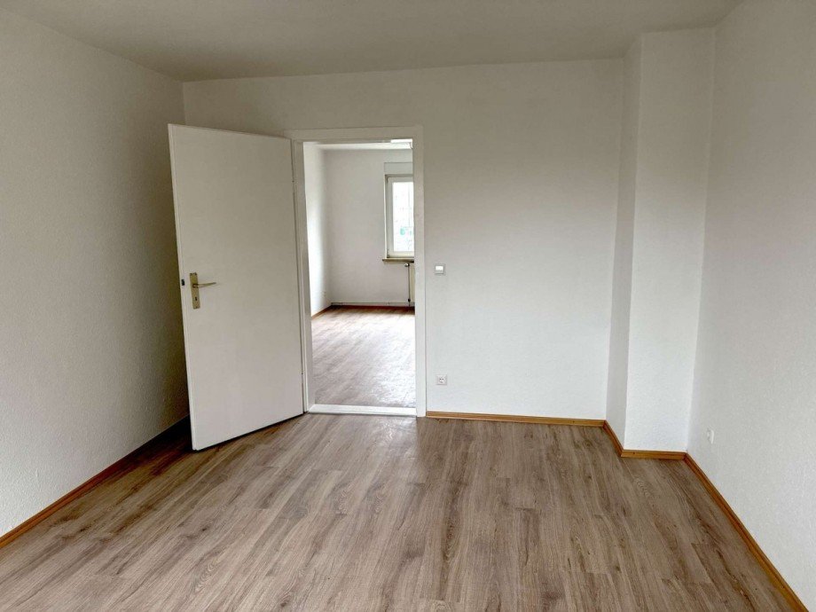 Neundorf EG WoZi2 Mehrfamilienhaus Sta�furt