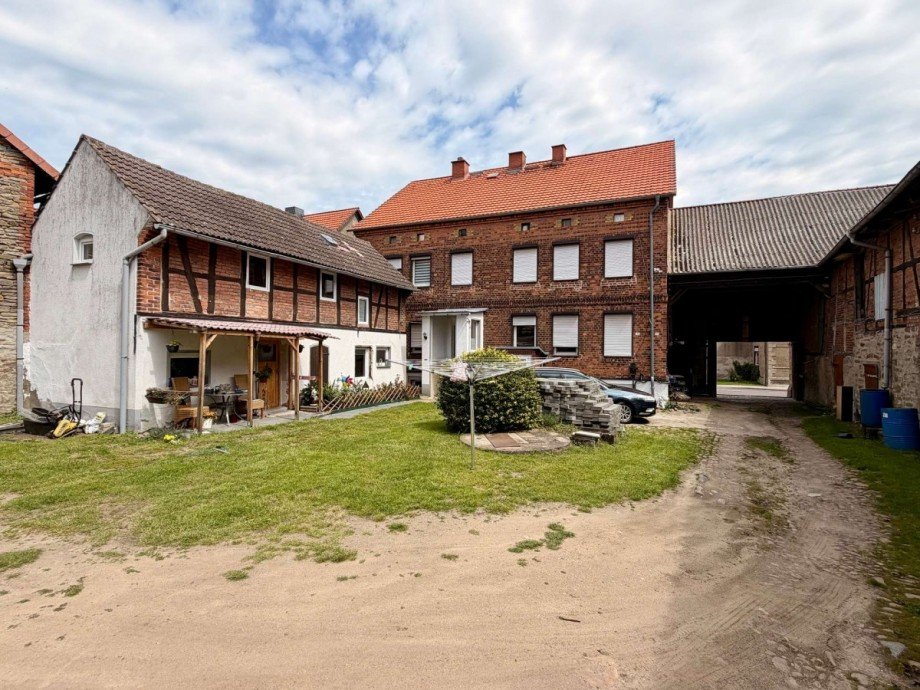 Innenhof mit R�ckansicht Zweifamilienhaus Mehrfamilienhaus Bartensleben