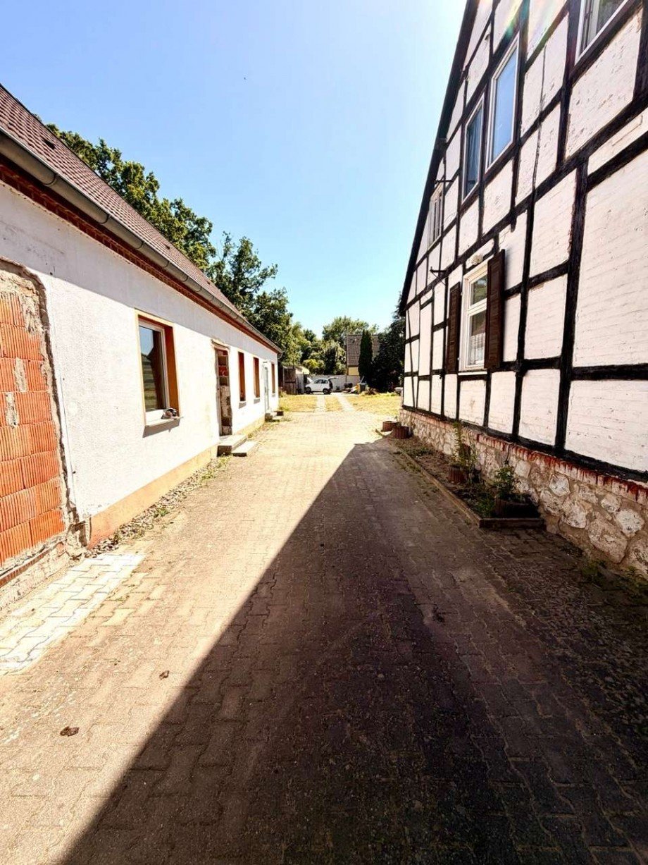 Zufahrt zwischen Einfamilienhaus und ehm. Gastst�tte Zweifamilienhaus Burgstall